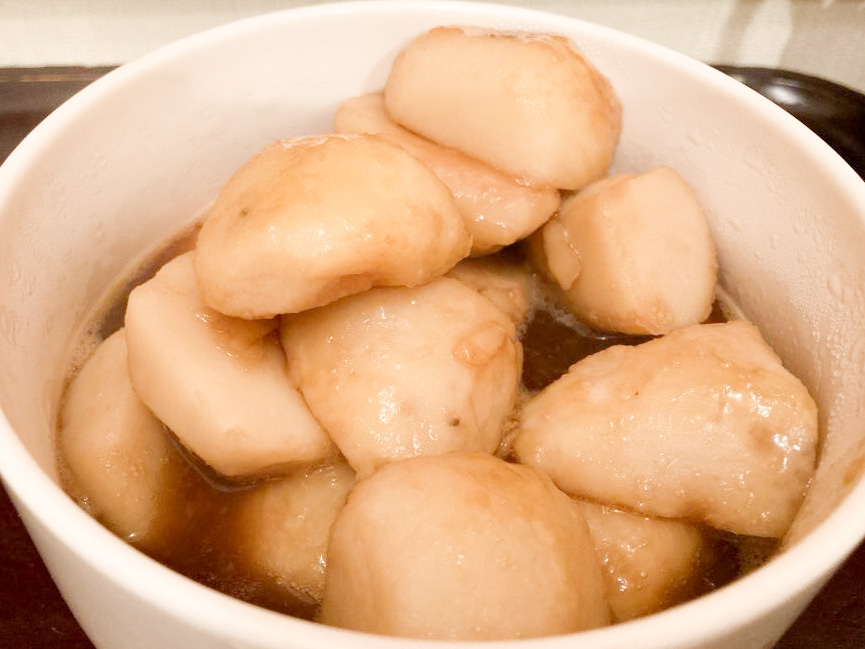 定番 サトイモの煮ころがし Simmered Taro root - Kuwatoteキッチン