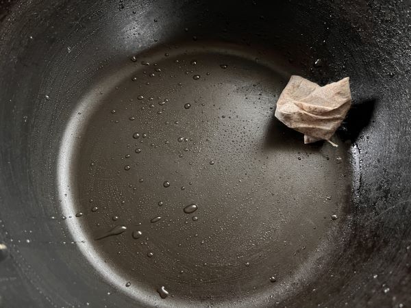 使用済みティーバックで鍋洗い　脂とニオイがきれいに落ちる